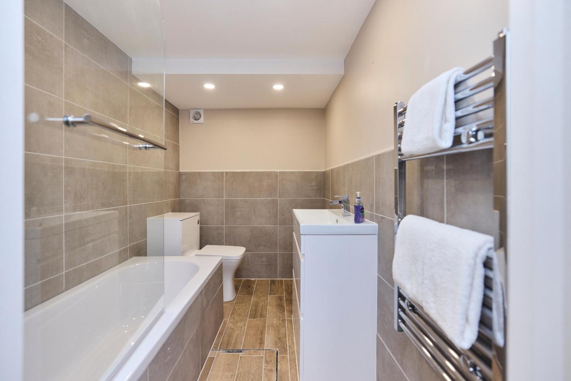 The Brondesbury Park - Sparkling 3bdr Flat With Garden Apartment