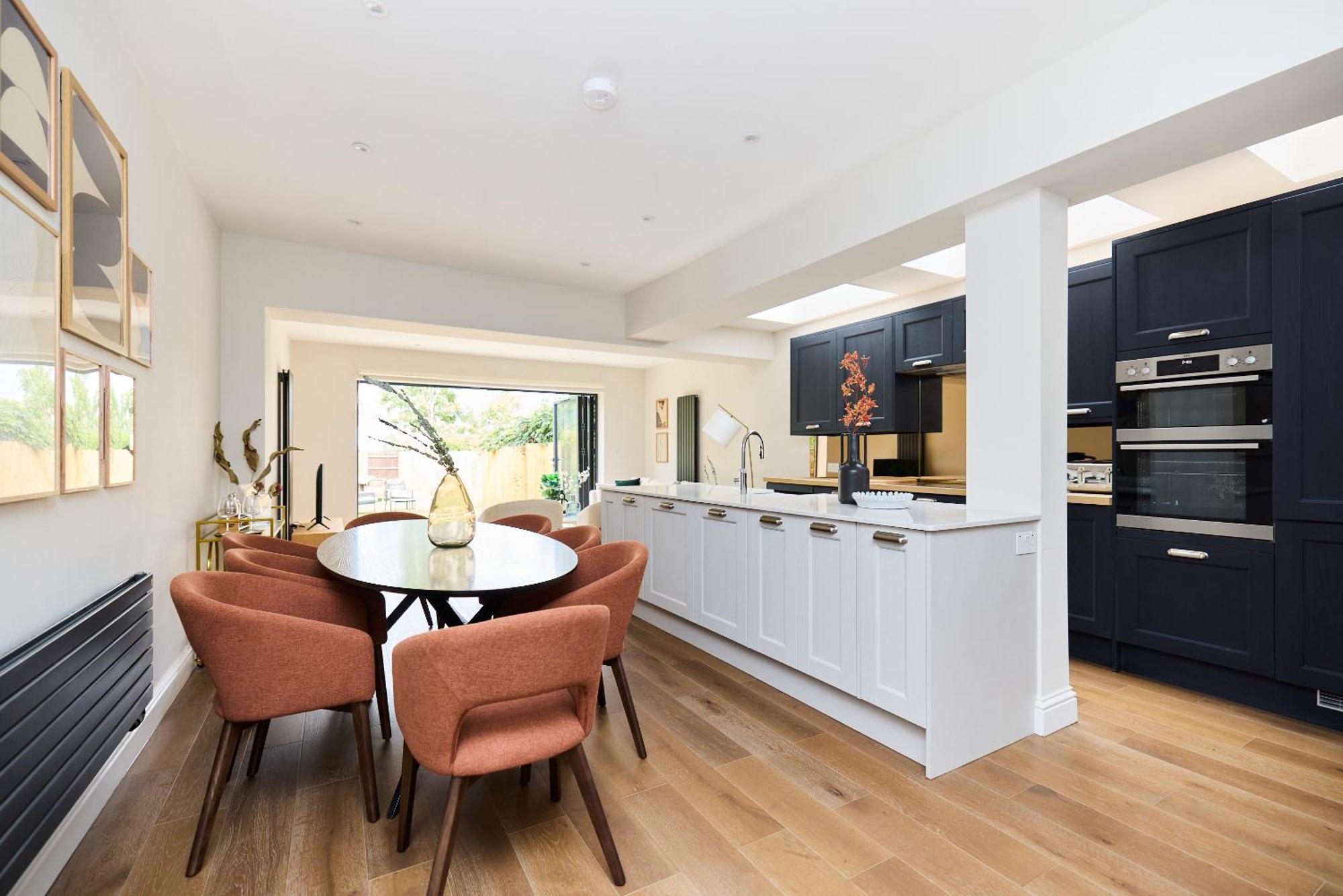 The Brondesbury Park - Sparkling 3bdr Flat With Garden Apartment